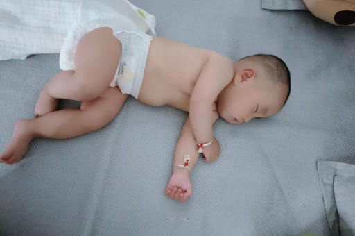 博尔塔拉蒙古宝宝拍嗝的正确方法